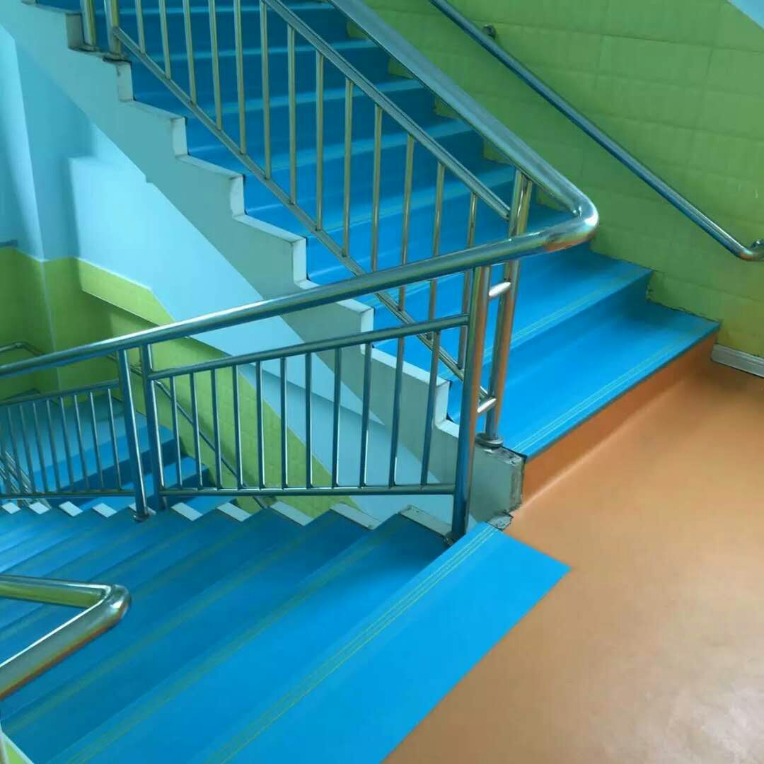 楼梯踏步铺地板效果图,楼梯踏步板效果图,木地板楼梯踏步的图片_大山谷图库